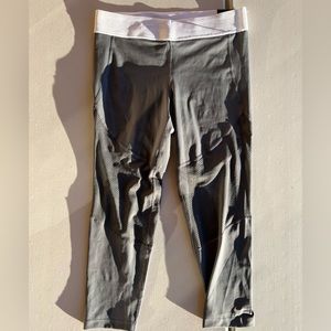 Women’s Nike Pro Dri-FIT Training Tight Crop Length Gray White Leggings Large